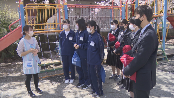 背景に人材確保 高校生が保育の現場を見学 UTYテレビ山梨