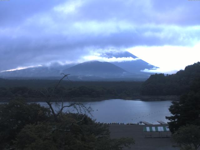 精進湖からの富士山