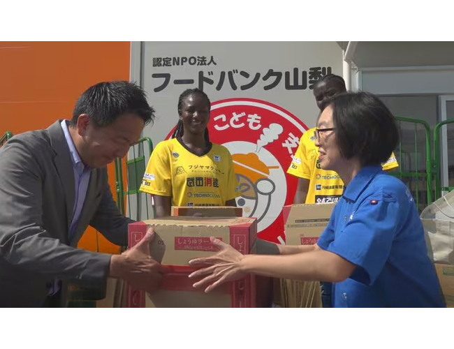 山梨QBとNTT東日本が初の共同支援　ミニバス大会参加チームから集めた食品　フードバンク山梨へ寄贈