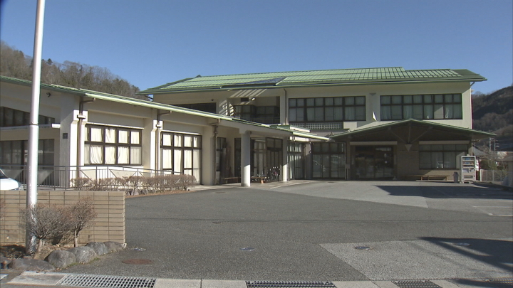 女子職員の着替え用の部屋に侵入 盗撮目的 身延町役場の職員を逮捕